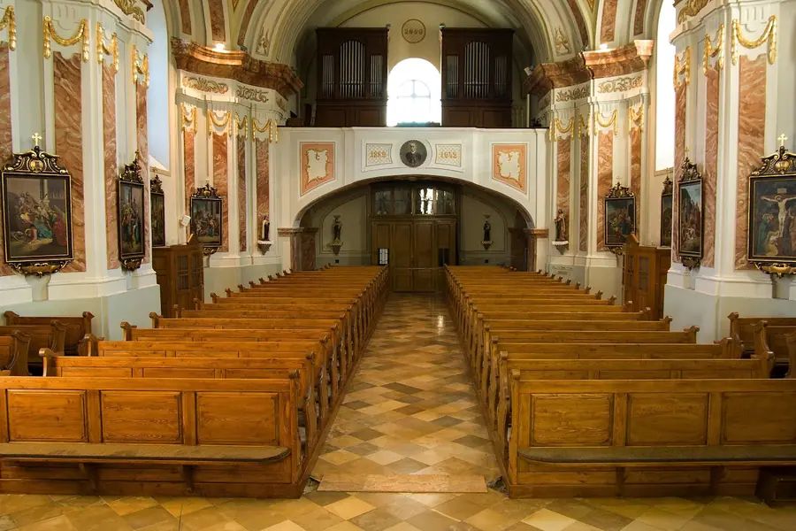 Templombelső teljes padsora — A hajó teljes padsora a karzat és az orgona felől