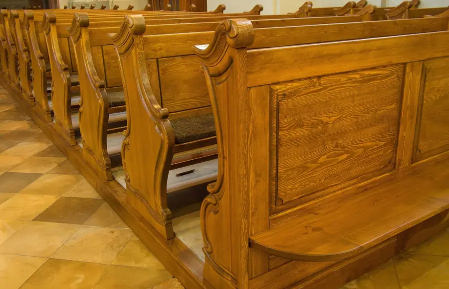 Templombelső teljes padsora — Padvégek volutás faragással