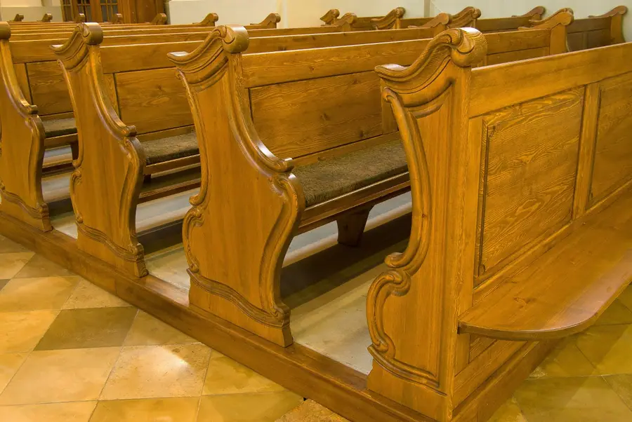 Templombelső teljes padsora — Kazettás hátlapok és kárpitozott ülőlapok részlete