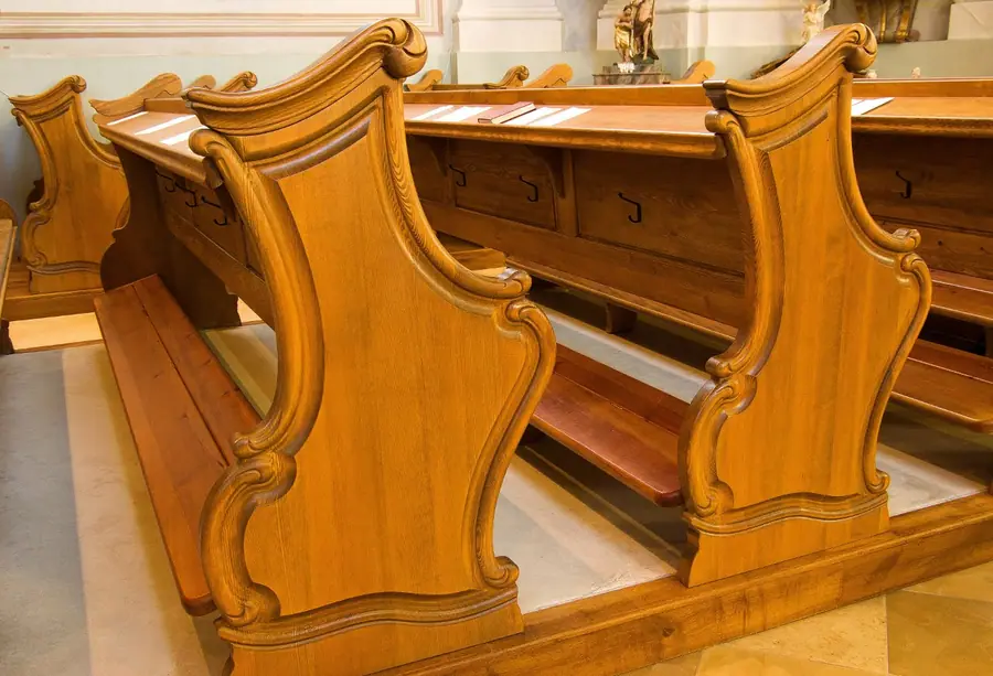 Templompadok könyvtartóval — Padvégek S vonalú profillal, felhajtható térdeplővel